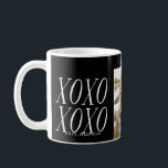 XOXO Love in Black |マグカップ コーヒーマグカップ<br><div class="desc">スタイル!写真カスタムマグカップは完璧な贈り物を作る：)カスタマイズ簡単にあなたの選択の陰に背景の色！単クリックに「そカスタマイズの」ボタンをクリックし、スウォッチからバックグラウンドカラーを選択する。すべての写真はサンプルとしてのみ表示され、転売には使用されない。この製品は、サンプル写真が自分の画像に置き換えられた後にのみ購入することを意図している。</div>