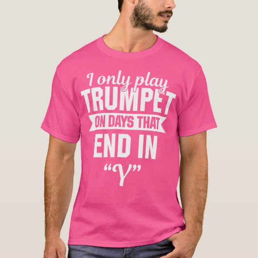 Yで終わる日だけトランペットを演奏します 面白い Tシャツ (正面)
