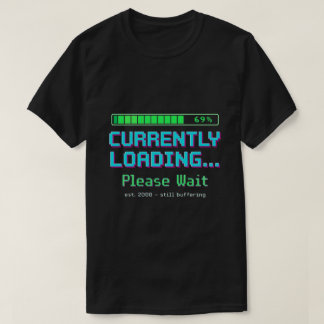 Y2Kレトロ読み込み中画面 楽しいTシャツ | Z世代のユーモア Tシャツ