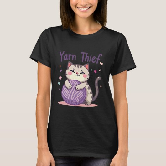 Yarn Thief Cute Crocheting Cat for Fiber Artists Tシャツ (正面)