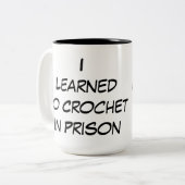 Yarnivore Iは刑務所のマグでかぎ針で編むために学びました ツートーンマグカップ (正面左)
