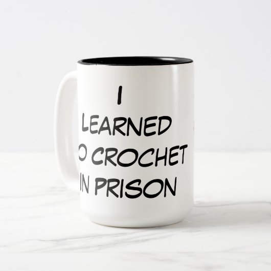 Yarnivore Iは刑務所のマグでかぎ針で編むために学びました ツートーンマグカップ (正面左)