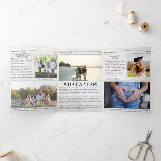 Year In Review Christmas Newspaper家族の写真 三つ折りクリスマスカード (内部)