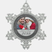 Year Specific Silver結婚のアニバーリー写真 スノーフレークピューターオーナメント (正面)