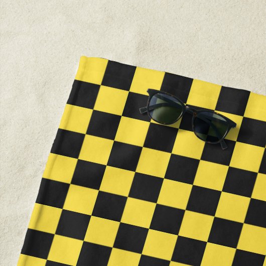 Yellow and black checkerboard pattern ビーチタオル (インサイチュ)