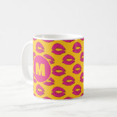 Yellow and Hot Pink XOXO Kissing Lips Personalized コーヒーマグカップ (正面左)
