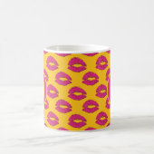 Yellow and Hot Pink XOXO Kissing Lips Personalized コーヒーマグカップ (中央)