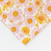 Yellow and pink daisy pattern, white background フリースブランケット (角)