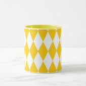 Yellow and White Harlequin Diamonds Check Design  マグカップ (中央)