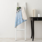 YELLOW BOAT DOCKED NEAR BUILDING シェルパブランケット (インサイチュ)