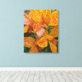 Yellow Canna Lily with Red Speckles Floral キャンバスプリント (インサイチュ (ウッドフロア))