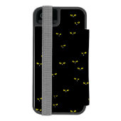 Yellow Cat Eyes in the Dark Incipio iPhoneウォレットケース (フォリオ裏面)