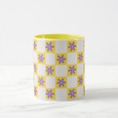 Yellow Checkerboard Floral Pattern – Purple Daisy  マグカップ (中央)