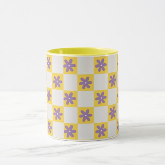 Yellow Checkerboard Floral Pattern – Purple Daisy  マグカップ (中央)