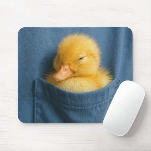 Yellow Duckling In a T-shirt Pocket マウスパッド (マウス)