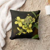 Yellow Flowers on Throw Pillow クッション (ブランケット)