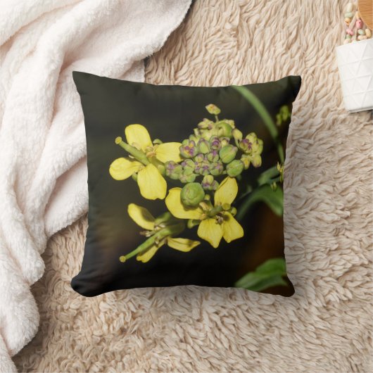 Yellow Flowers on Throw Pillow クッション (ブランケット)