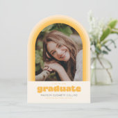 Yellow Retro Striped Arch Graduation Announcement 招待状 (スタンド正面)