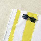 Yellow stripes and a pink crown Beach Towel ビーチタオル (インサイチュ)