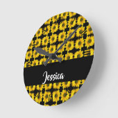 Yellow sunflowers on black ラウンド壁時計 (傾斜)