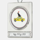 Yellow Taxi Cab Black Lab Happy Holidays Year City シルバープレートバナーオーナメント (左)