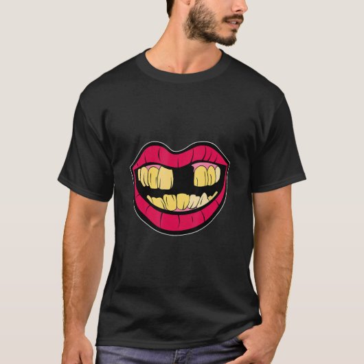 Yellow teeth with tooth gap kissing mouth for 90s  tシャツ (正面)