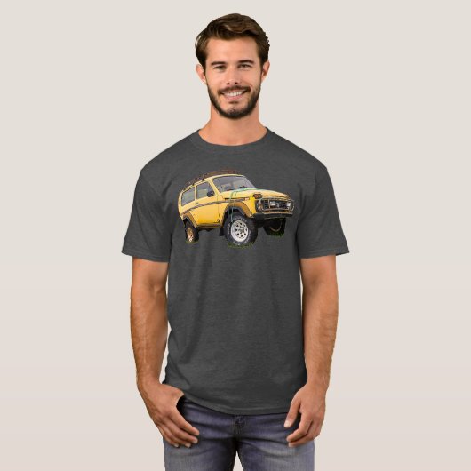 Yellow wrecked and abandoned Lada Niva car Tシャツ (正面フル)