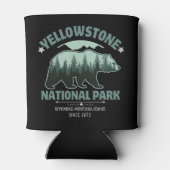 Yellowstone Bear – Keep It Chill, Stay Wild 缶クーラー (裏面)