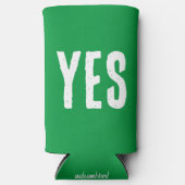 YESまたは番号。おもしろい引用文。赤と緑 スリム缶クーラー (正面)