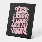 Yes私は私の母のように見えるGroovy母の日 台座サイン (正面)