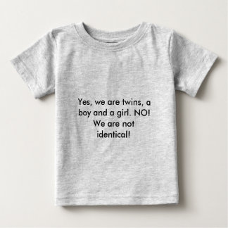 Yes、私たちは双子、男の子と女の子である。NO!私たちは… ベビーTシャツ