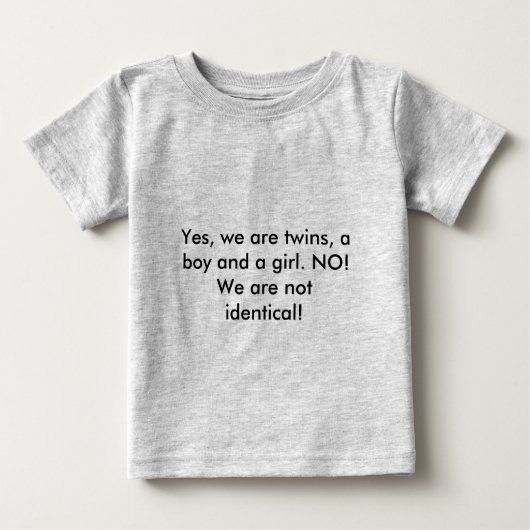 Yes、私たちは双子、男の子と女の子である。NO!私たちは… ベビーTシャツ (正面)