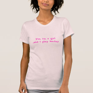 Yes、私は女の子であり、ホッケーを遊びます! Tシャツ