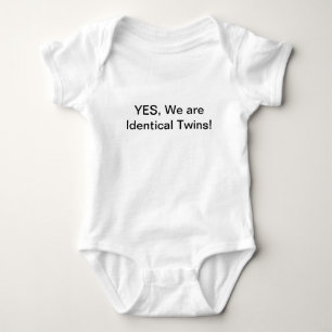 Yes、私達は双生児、onsiesおよびTシャツです ベビーボディスーツ