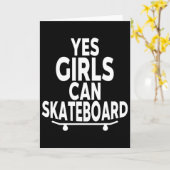 Yes Girls Can Skateboard - Funny Skateboarding  カード (黄色い花)