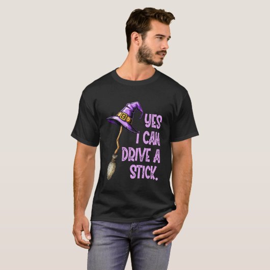 Yes I Can Drive A Stick Funny Witch Hat Halloween Tシャツ (正面フル)