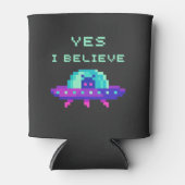 YesI信じエイリアンUFO宇宙船飛んでいるピクセルアート 缶クーラー (正面)
