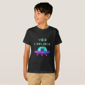YesI信じエイリアンUFO宇宙船飛んでいるピクセルアート Tシャツ (正面フル)