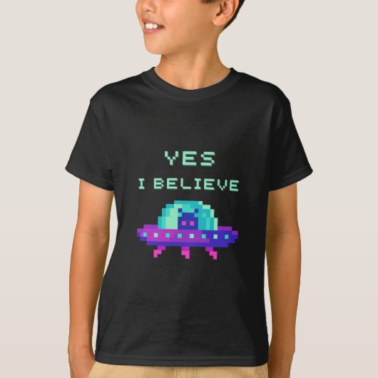 YesI信じエイリアンUFO宇宙船飛んでいるピクセルアート Tシャツ (正面)