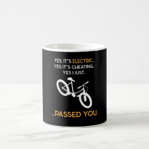 YesIt is Electric Eバイクバイクもしくは自転車に乗る人 コーヒーマグカップ