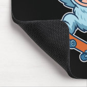 Yeti Snowll Skateboard Fun  マウスパッド (コーナー)