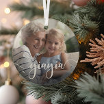 Yiayiaおばあちゃんのスクリプトオーバーレイ ガラスオーナメント<br><div class="desc">この美しいオーナメントを持つ特別な祖母のための甘いギフトを作カスタム成しなさい。"Yiayia"は、祖母と彼女の孫エレガントや孫の写真に白いスクリプお気に入りのトオーバーレイとして表示される。</div>