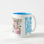 Yiayiaギリシャの祖母の写真のような調理師は誰もいない ツートーンマグカップ (正面右)