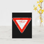 Yield Road Street Sign Funny Sarcastic Distressed カード (黄色い花)