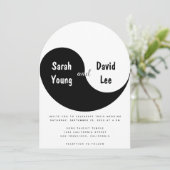 Yin Yang Simple Black and White Arch Wedding 招待状 (スタンド正面)