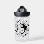 Yin & Yang Symbol Black and White Tattoo Style ウォーターボトル<br><div class="desc">Decorative Ying Yang Symbol Psychedelic Black and White Tattoo Style Art Design. Originally created with Hi Quality Vector Graphic Art Copyright BluedakArt TheChameleonArt.</div>