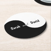 Yin Yang Wedding Simple Black White Bride & Groom ラウンドペーパーコースター (アングル)