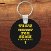 Yinzはサッカーの準備ができている キーホルダー (正面)