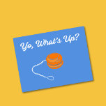 Yo What's UpレトロYo-Yo Graphic ポストカード<br><div class="desc">このフレンドリーおもしろいポストカードでメッセージを送る。レトロスタイルレタリングは、クラシックヨーヨーのおもちゃのイラストレーションの上にメッセージよ、何が起こっているかYOを呪文。裏面にはコーディネート用のヨーヨー空白のグラフィックが書あり、メッセージに入れる。</div>