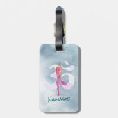 YOGAインストラクター水彩瞑想ポーズオムサイン ラゲッジタグ (裏面縦)